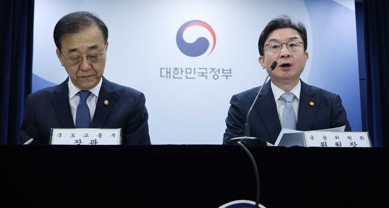 FSC Chairman Lee Eok-won (right) announces a rapid housing supply plan to stabilize the jeonse and monthly rent and sales markets, along with a comprehensive real estate finance package, alongside Land Minister Kim Yun-deok at Government Complex Seoul in Jongno-gu, Seoul, on Aug. 13. [Yonhap]