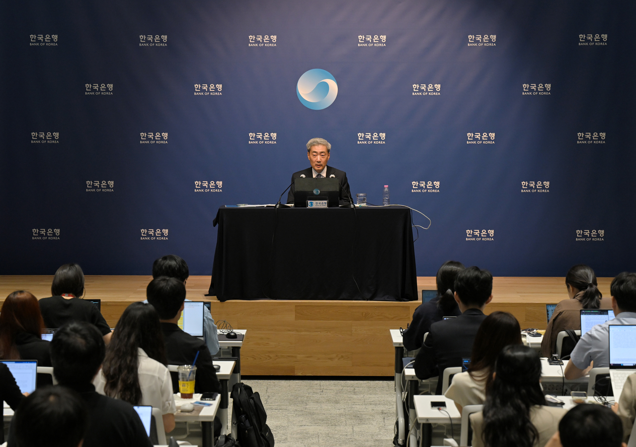 Bank of Korea Governor Shin Hyun-song answers questions at a press conference following the Monetary Policy Board's rate decision at the Bank of Korea headquarters in Jung-gu, Seoul, on Thursday. [Yonhap]