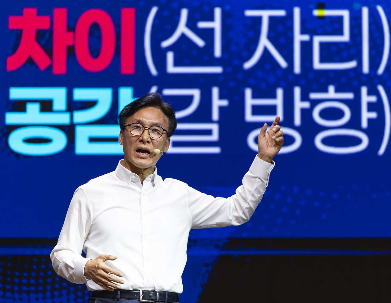 김민석 더불어민주당 대표가 27일 인천 영종구 인스파이어 호텔에서 열린 2026년 정기국회 대비 국회의원 워크숍에서 ‘민주의 황금시대’를 주제로 한 기조연설에서 민주당의 미래와 방향성에 대해 설명하고 있다. [연합]