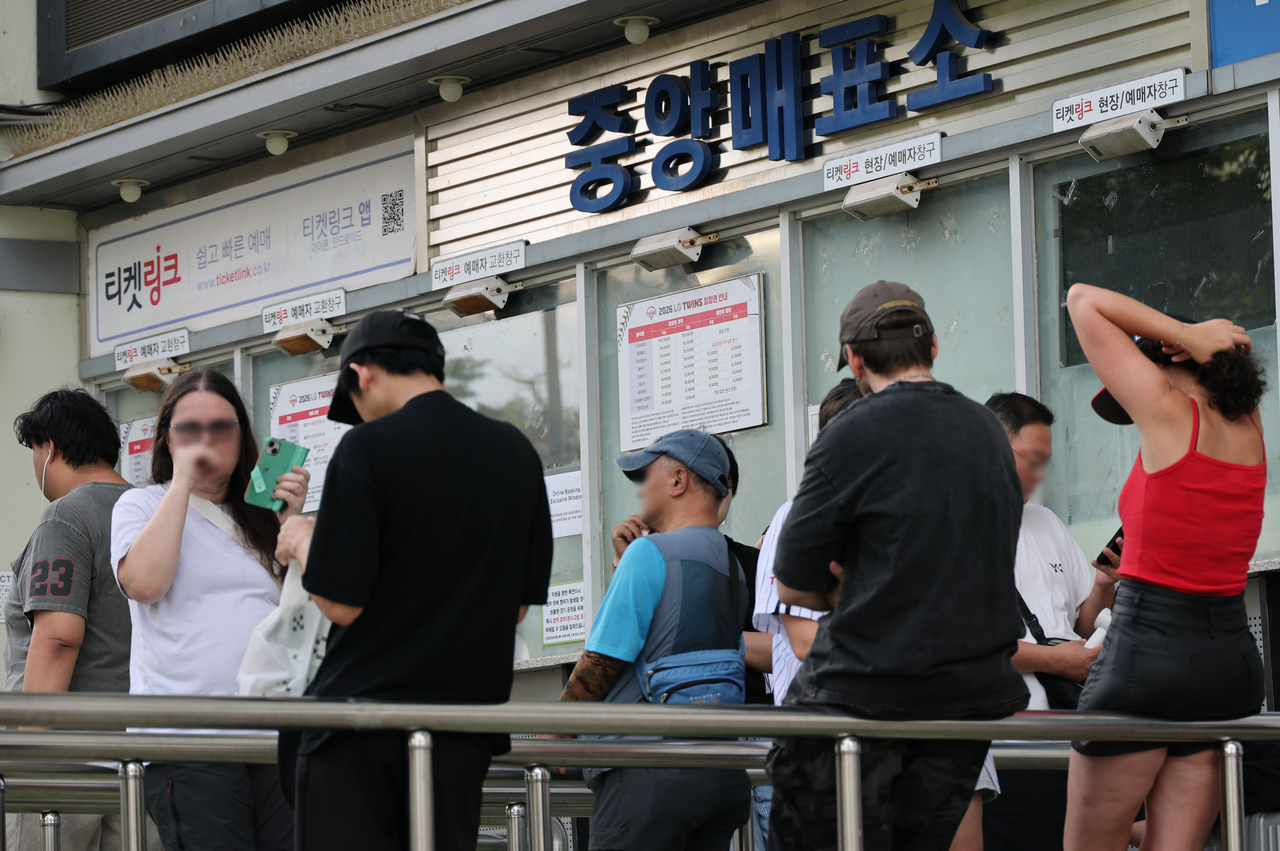 Baseball fans wait in line to buy tickets for a game at Jamsil Baseball Stadium in Seoul on Thursday. (Yonhap)