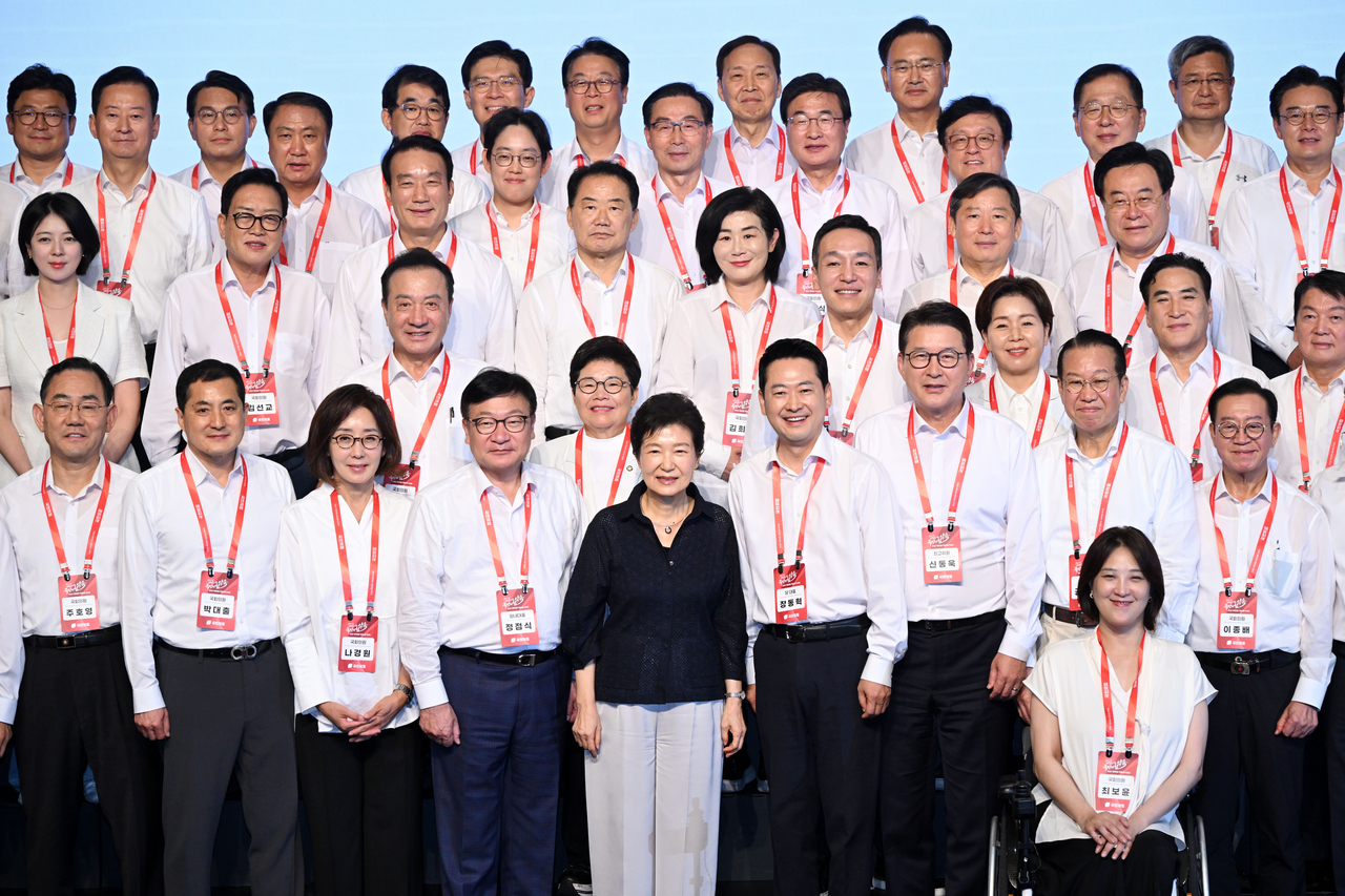 Former President Park Geun-hye poses for a photo with People Power Party leader Jang Dong-hyeok and attending lawmakers at the party's 2026 parliamentary retreat held Thursday at Sono Calm Goyang in Janghang-dong, Goyang, Gyeonggi Province. [Yonhap]