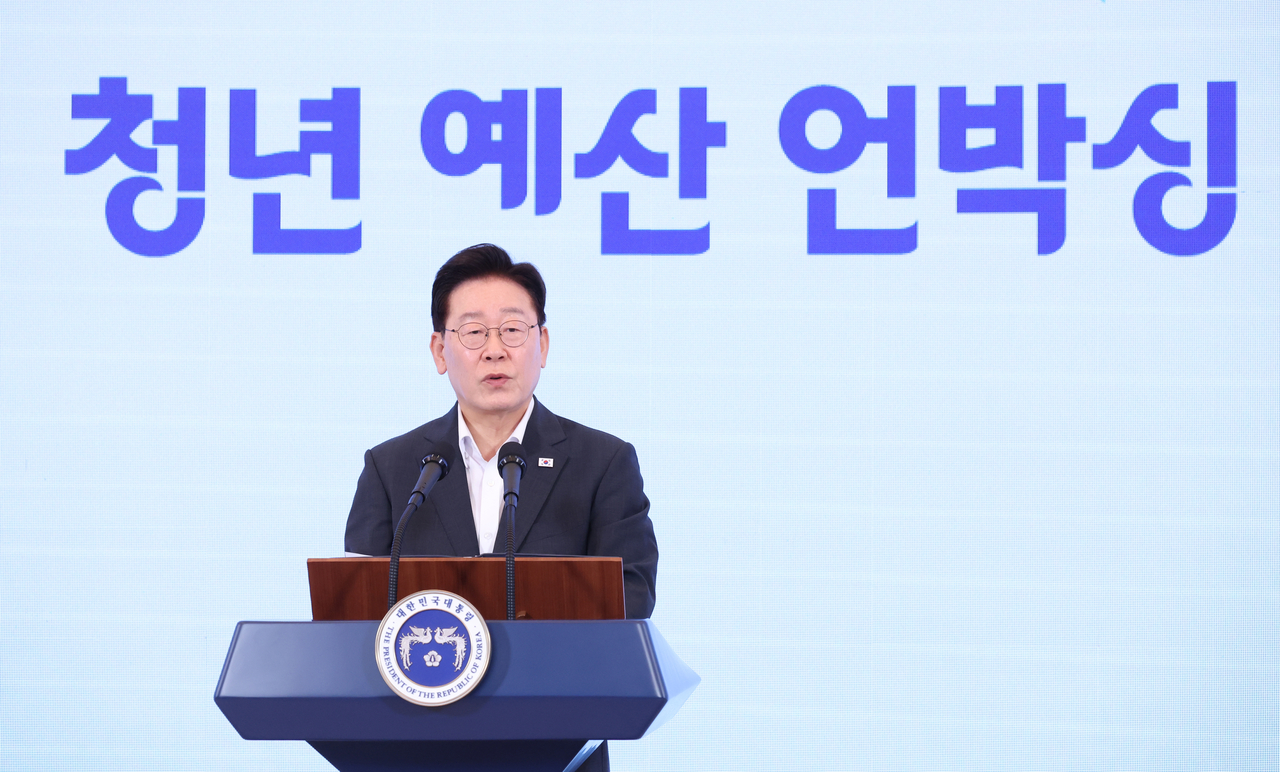 South Korean President Lee Jae Myung speaks during the "Youth Budget Unboxing 2027" event at Cheong Wa Dae in Seoul on Friday. (Joint Press Corps via Yonhap)
