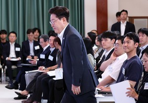 李대통령 “요즘엔 ‘실패는 나락의 지름길’… 청년, 취약 세대 됐다”