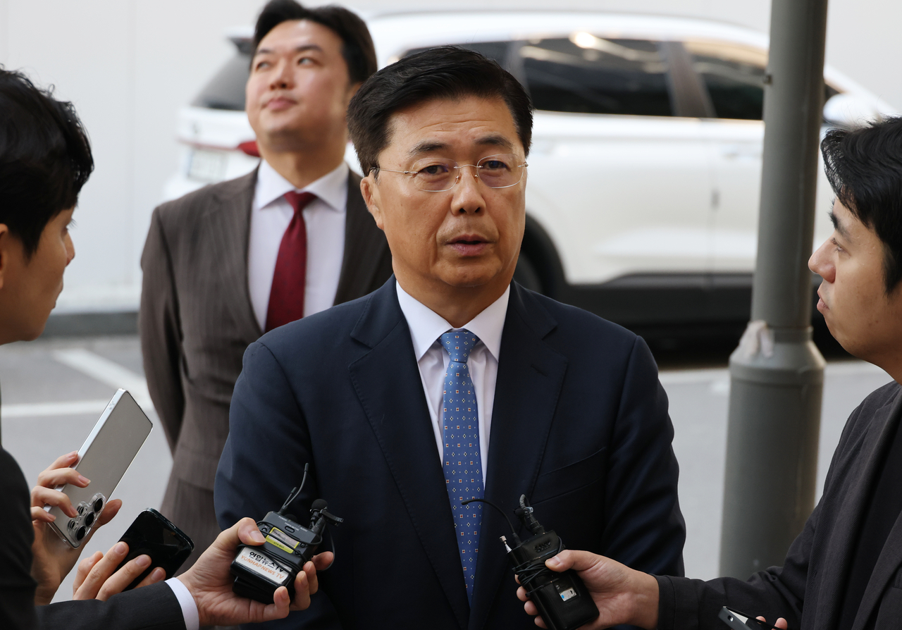 홍장원 전 국가정보원 1차장이 지난 5월 피의자 신분으로 조사를 받기위해 과천 권창영 2차 종합 특별검사팀으로 출석하며 기자의 질문에 답하고 있다 [연합]