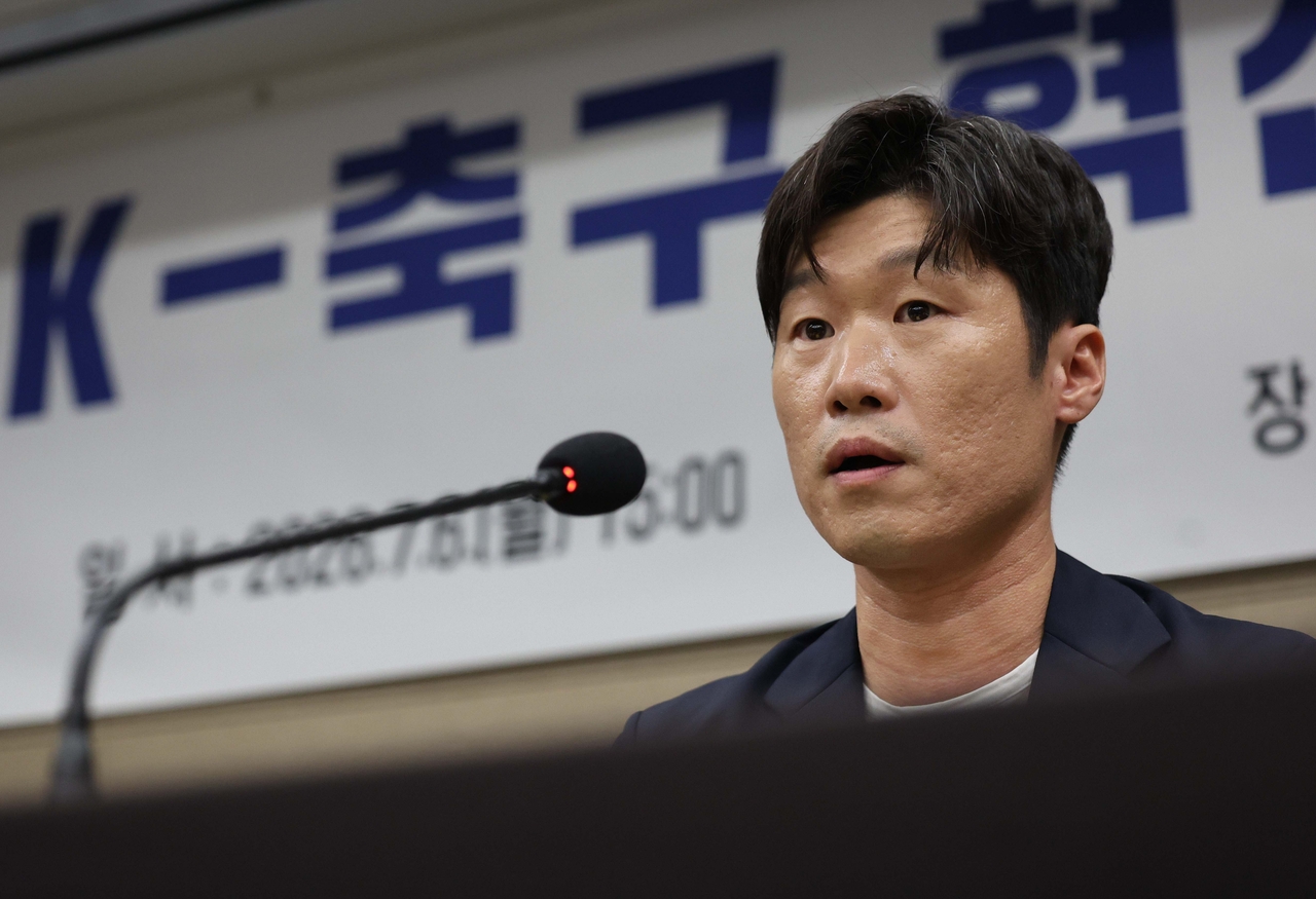 Park Ji-sung, co-chair of the K-Football Innovation Committee, delivers opening remarks at the committee's launch ceremony at Olympic Parktel's Berlin Hall in Songpa-gu, Seoul, on July 6. (Yonhap)
