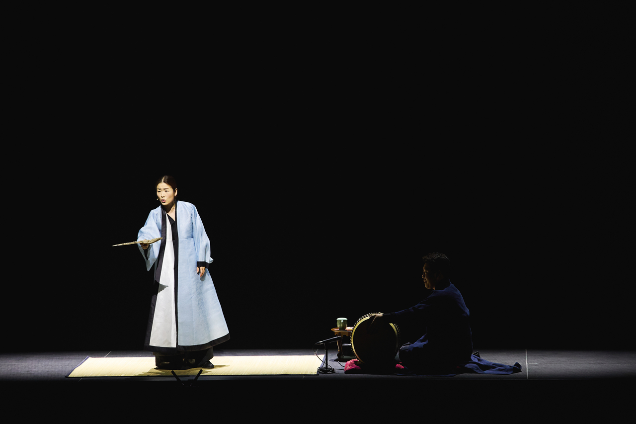 Lee Ja-ram performs “Eokcheokga,” her pansori adaptation of Bertolt Brecht’s work, in 2011. (LG Arts Center)