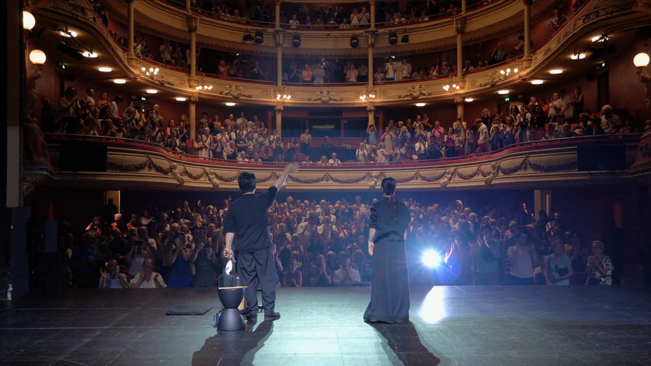 Lee Ja-ram (right) takes a curtain call after a performance of “Snow, Snow, Snow” at the Avignon Festival in France. (Wansung Playground)