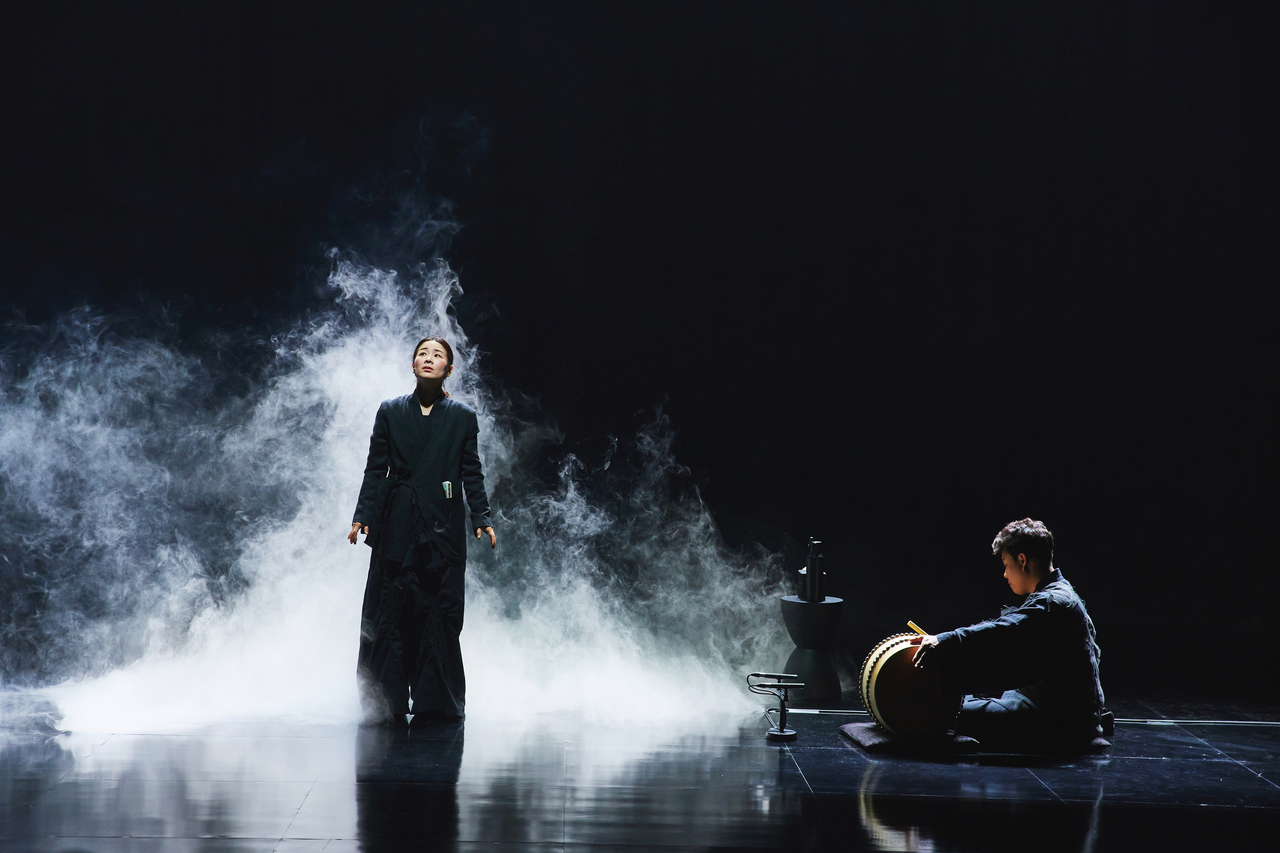 Lee Ja-ram (left) performs in the 2025 premiere of “Snow, Snow, Snow.” (LG Arts Center, Studio AL)
