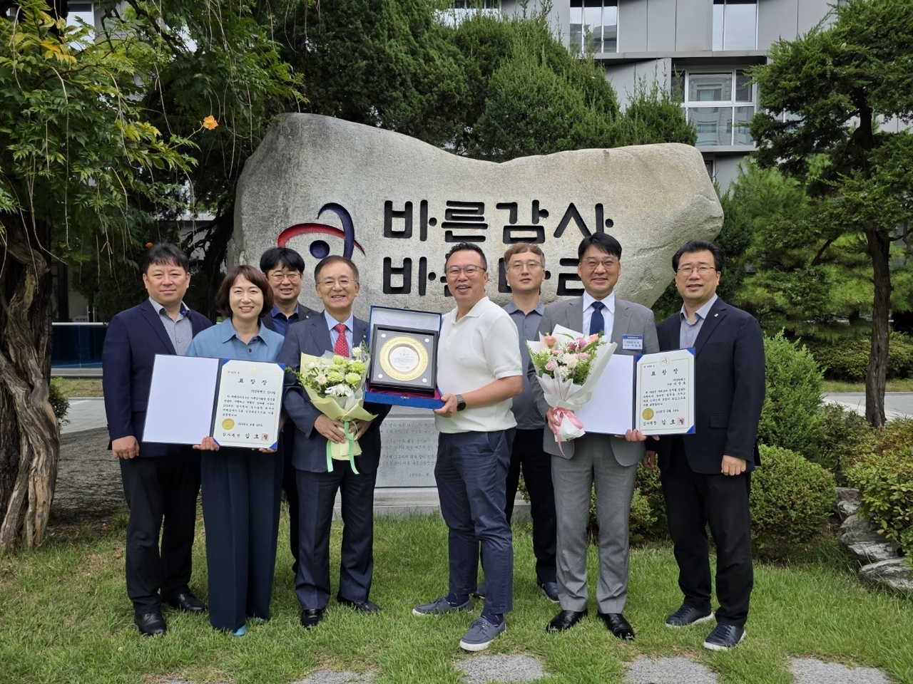 청렴, 부조리 제거 담보해낸 강원랜드 감사위원회 원팀이 감사원 표창을 수상한뒤 감사원에서 기념 촬영에 임하고 있다.