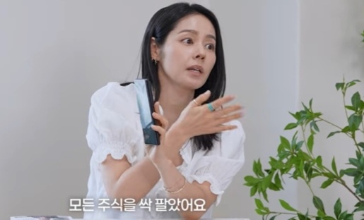 Actor Han Ga-in revealed on her YouTube channel Thursday that she had sold all her Samsung Electronics and SK hynix shares just before the recent price correction, drawing widespread envy from investors as both stocks broke below key levels.
