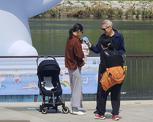 [뮤즈이슈] ‘홍상수와 불륜’ 김민희, 재산 상속 대상서 제외…‘혼인 외 출생자’ 子만 받는다