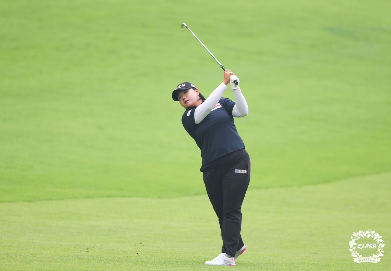 Shin Da-in hits an iron shot on the first hole. [Photo=KLPGA]