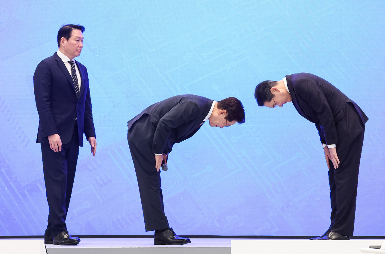 President Lee Jae Myung greets Samsung Electronics Chairman Lee Jae-yong after companies announced their investment plans at a public briefing on three mega-projects held at Cheong Wa Dae on June 29. SK Group Chairman Chey Tae-won is seen at left. [Cheong Wa Dae press pool] [Yonhap]