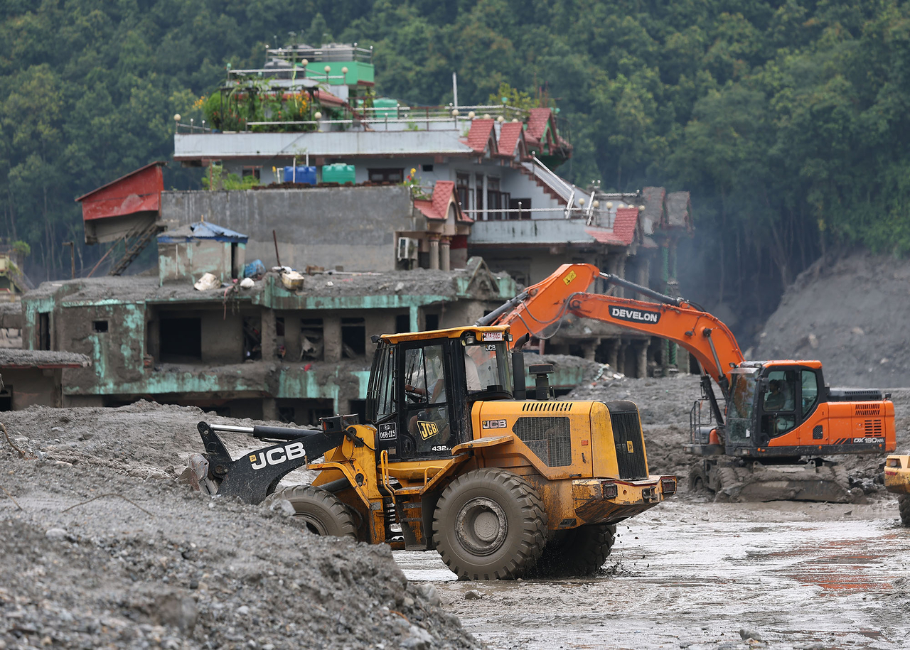 Nepali soldiers and other workers repair a road leading to a hydroelectric power plant being built by Korea South-East Power (KOEN) and Doosan Enerbility near Bidur, Nepal, on Saturday (local time). [Yonhap]