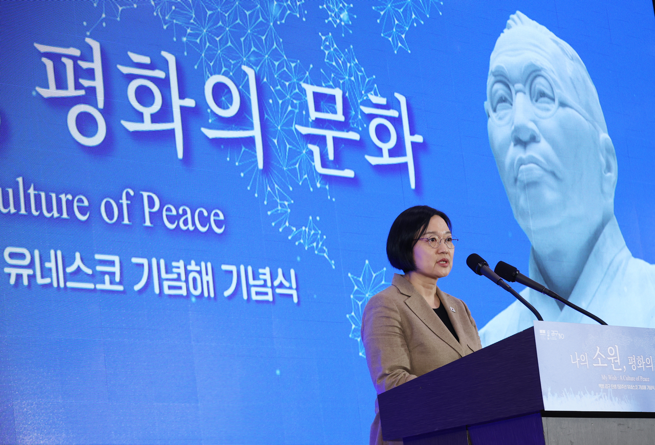 Prime Minister Han Seong-sook delivers a congratulatory address at a ceremony marking the UNESCO commemoration year of the 150th birth anniversary of independence activist Kim Koo, held at the Baekbeom Kim Koo Memorial Hall in Yongsan-gu, Seoul, on Saturday. [Yonhap]