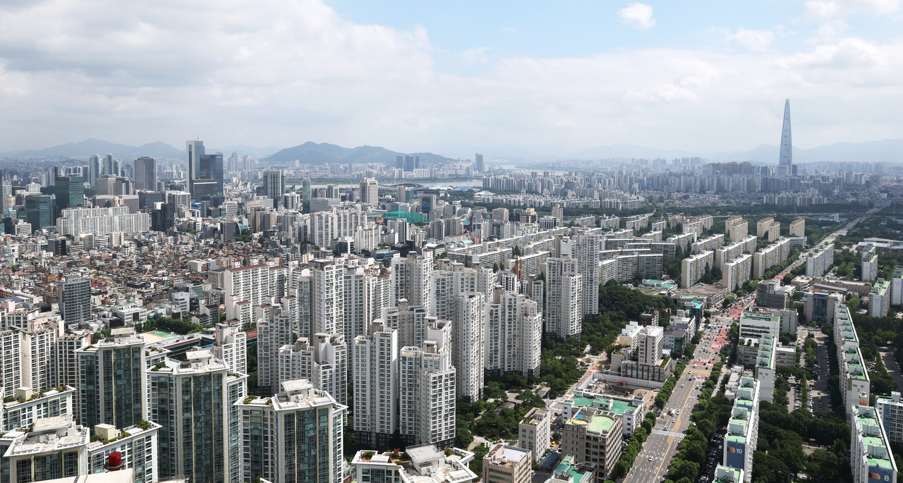 This file photo taken July 13, shows apartment complexes in southern Seoul. (Yonhap)