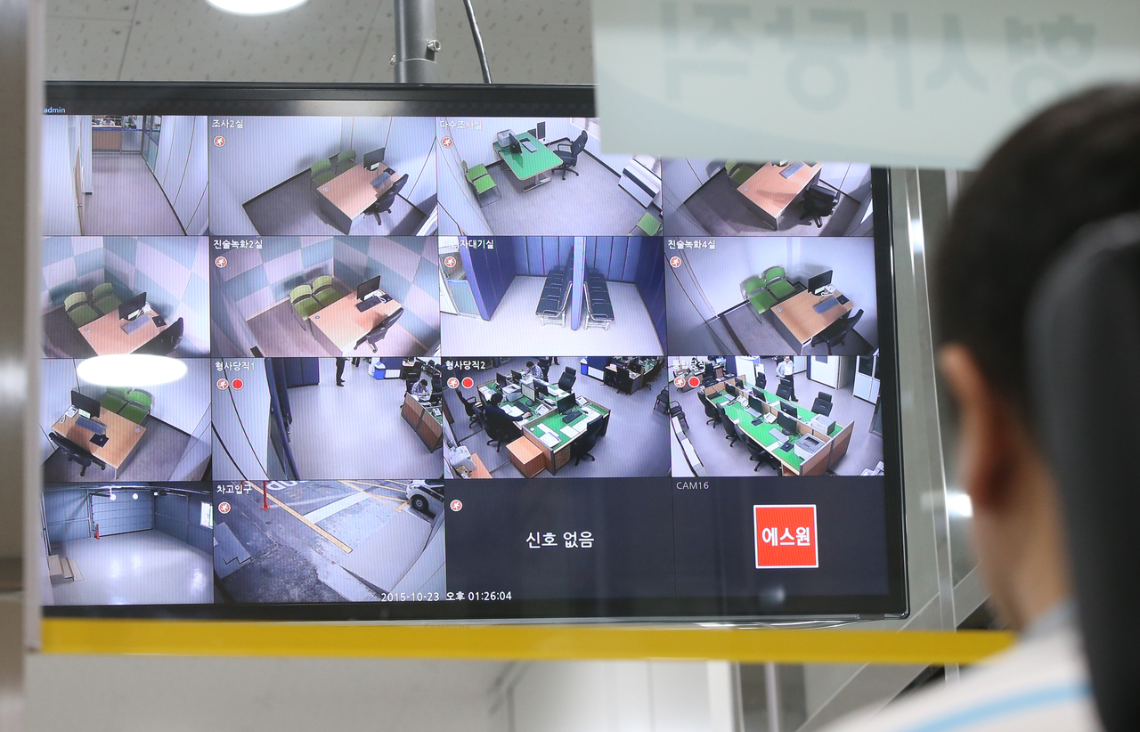 한 경찰관이 사무공간, 조사실, 진술녹화실, 대기실 등의 수사공간 CCTV 화면을 지켜보는 모습. [연합]