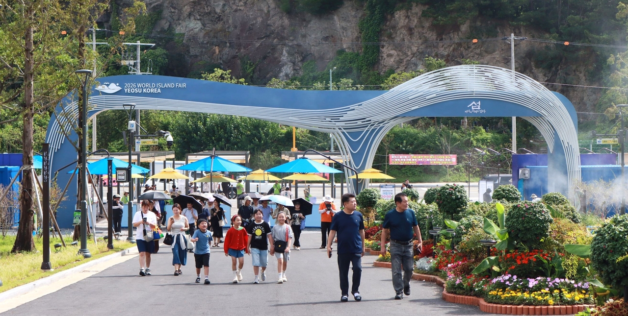 2026여수세계섬박람회 행사장에 입장하는 방문객들 [2026여수세계섬박람회 조직위원회 제공]