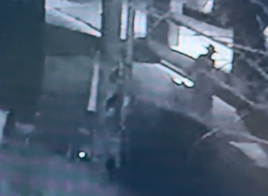 The suspect, a Chinese man in his 30s accused of killing a Chinese graduate student in her 20s, is seen on surveillance footage leaving his studio apartment in Hayang-eup, Gyeongsan, North Gyeongsang Province, dressed in women's clothing around 10:30 p.m. on Aug. 20. (Yonhap)