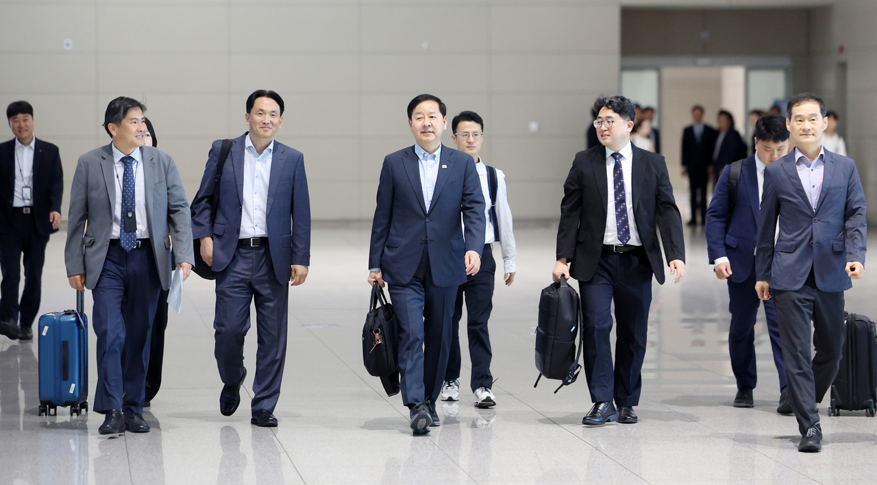 Deputy Prime Minister and Finance Minister Koo Yun-cheol (center) arrives at Incheon International Airport on Sunday to depart for a meeting of Group of 20 finance ministers and central bank governors in Asheville, North Carolina. Koo later canceled the trip and left the airport without boarding his flight. (Newsis)