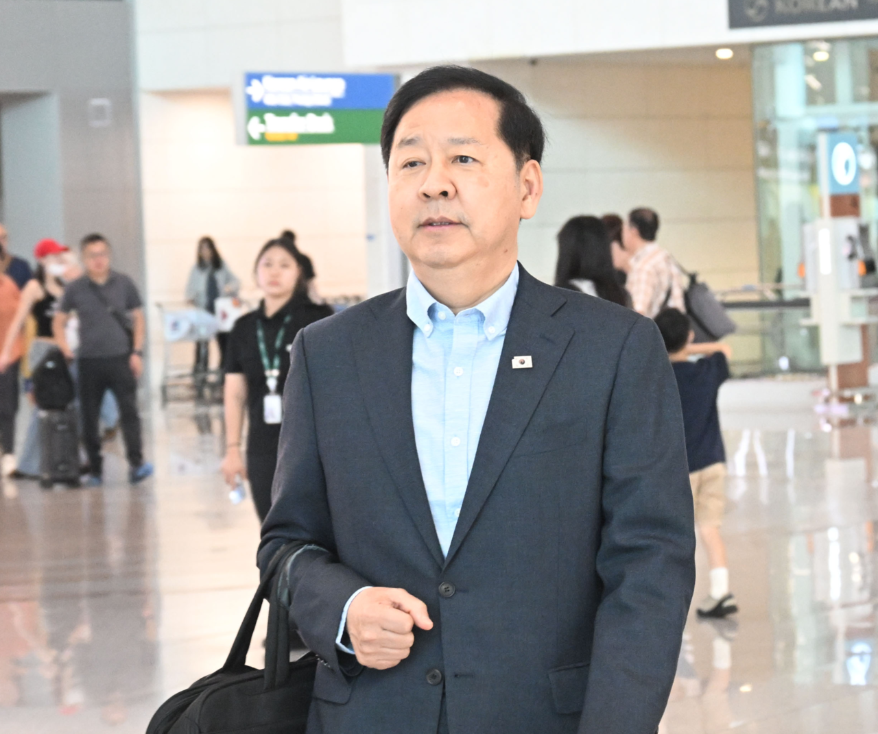 Finance Minister Koo Yun-cheol arrives at Incheon International Airport, west of Seoul, on Sunday to depart for the United States for the G20 Finance Ministers and Central Bank Governors Meeting, scheduled for Monday in Asheville, North Carolina. He, however, canceled his trip at the last minute. (Ministry of Finance and Economy)