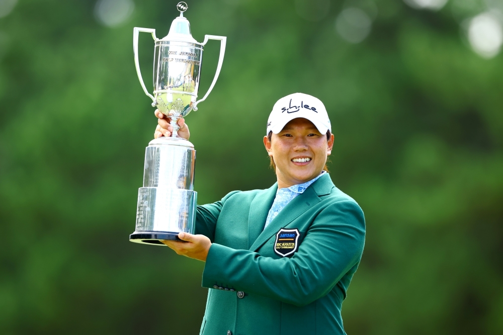 Lee Sang-hee poses with the winner's trophy. [Photo=JGTO]
