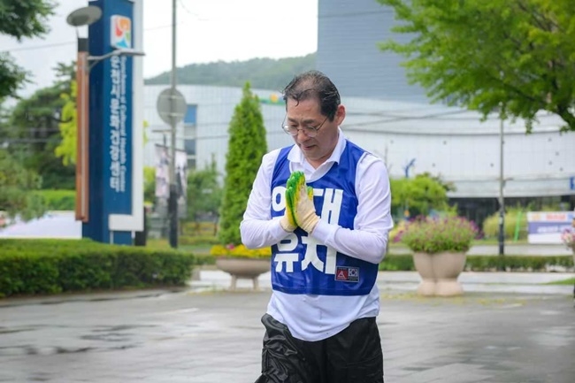 Suncheon Mayor Son Hun-mo performs a "three steps, one bow" ritual on Friday in hopes of bringing a medical school to Sunchon National University. [Suncheon City]