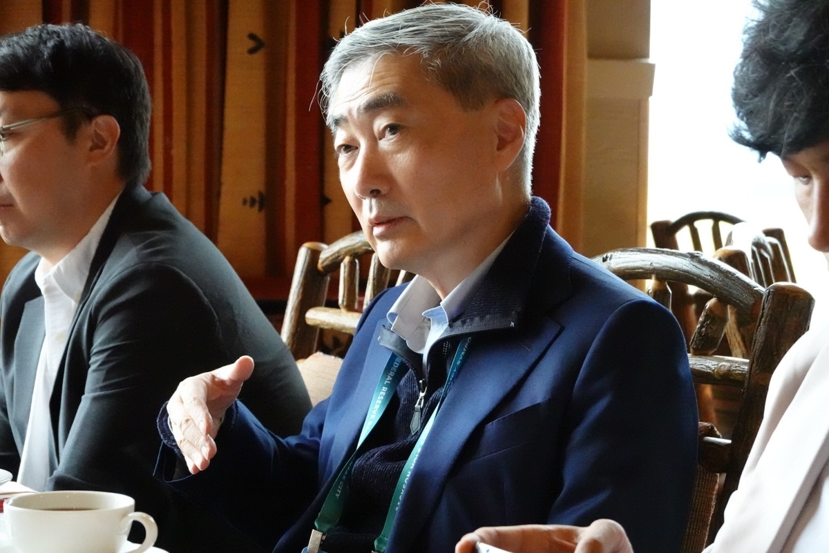 Bank of Korea Gov. Shin Hyun-song speaks with reporters during the Jackson Hole Economic Policy Symposium in Wyoming on Friday. (Bank of Korea)