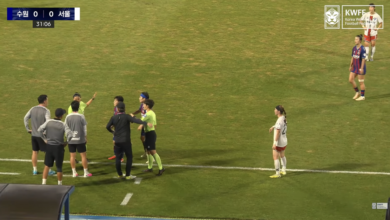 A match between Suwon FC Women and Seoul City Hall at the Suwon Sports Complex in Gyeonggi Province on Friday. (Screenshot captured from YouTube)