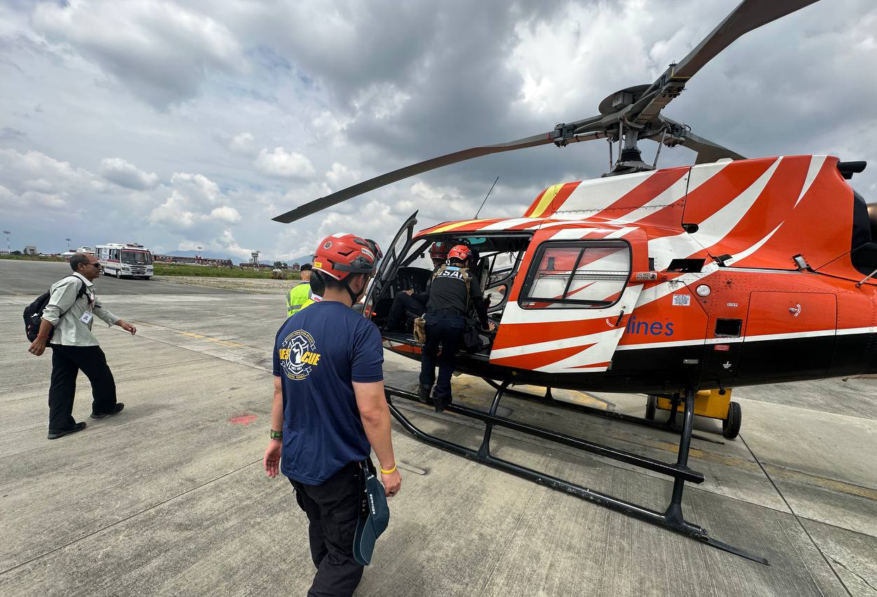 Members of South Korea's government rapid response team board a helicopter at the domestic terminal of Kathmandu airport in Nepal on Saturday to conduct search operations for missing South Koreans, in this photo provided by the team on Sunday. (Courtesy of government rapid response team)
