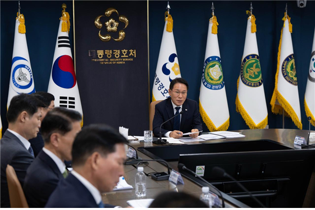 The Presidential Security Service holds a Presidential Security Safety Committee meeting at its headquarters in Jongno-gu, Seoul, on Friday to conduct a comprehensive review of national-level security measures for the 2026 Korea-Central Asia Summit. Presidential Security Safety Committee Chairman Hwang In-kwon presides over the meeting. [Presidential Security Service]