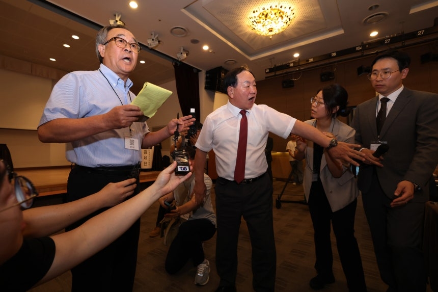 Former Defense Ministry spokesperson Nam Dae-yeon (left) and People Power Party lawmaker Han Ki-ho (center) request an opportunity to ask questions during a public hearing on the establishment of a unified military academy, held Wednesday afternoon at the Defense Convention center in Yongsan-gu, Seoul. By Lim Se-jun