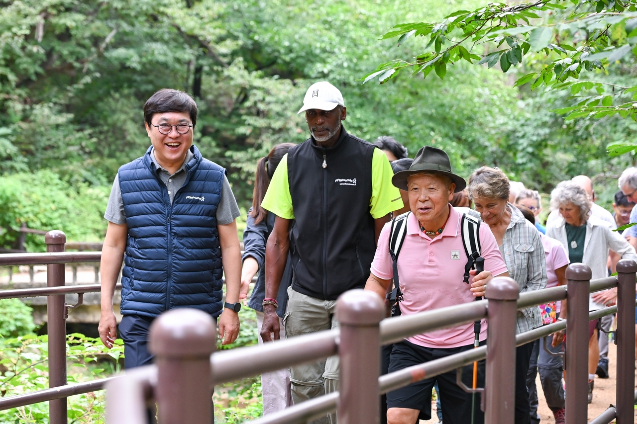 Culture Minister Chae Hwi-young (left), mountaineer Um Hong-gil (front, right) and members of the French hiking federation Federation Francaise de la Randonnee Pedestre walk the Bukhansan Dulle Trail in Seoul, Sunday. (Ministry of Culture, Sports and Tourism)