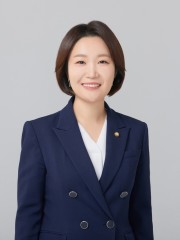 강훈식 청와대 비서실장은 30일 이소영 더불어민주당 의원을 중소벤처기업부 장관에 지명했다고 밝혔다. 이 의원은 1985년생 변호사 출신으로 재선 국회의원이다. [이소영 의원실]