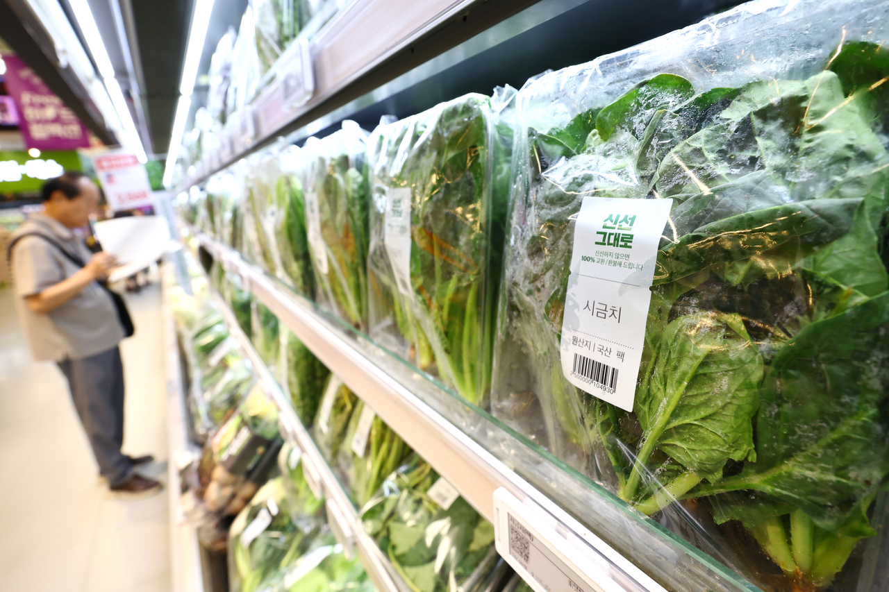 Spinach on sale at a hypermarket in Seoul. [Yonhap]
