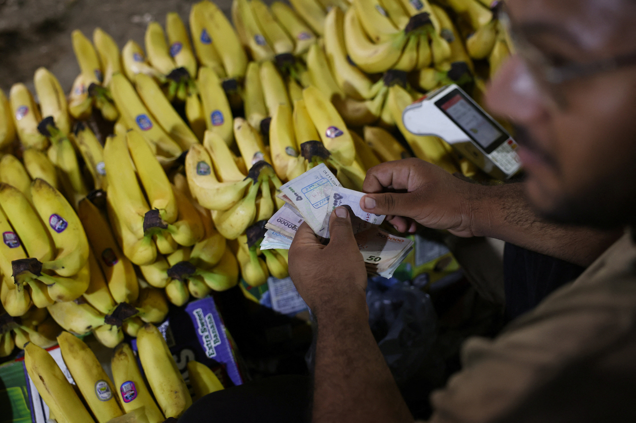 A salesperson counts Iranian Rials in a local market in Bandar Abbas, Iran, Tuesday. (Reuters-Yonhap)