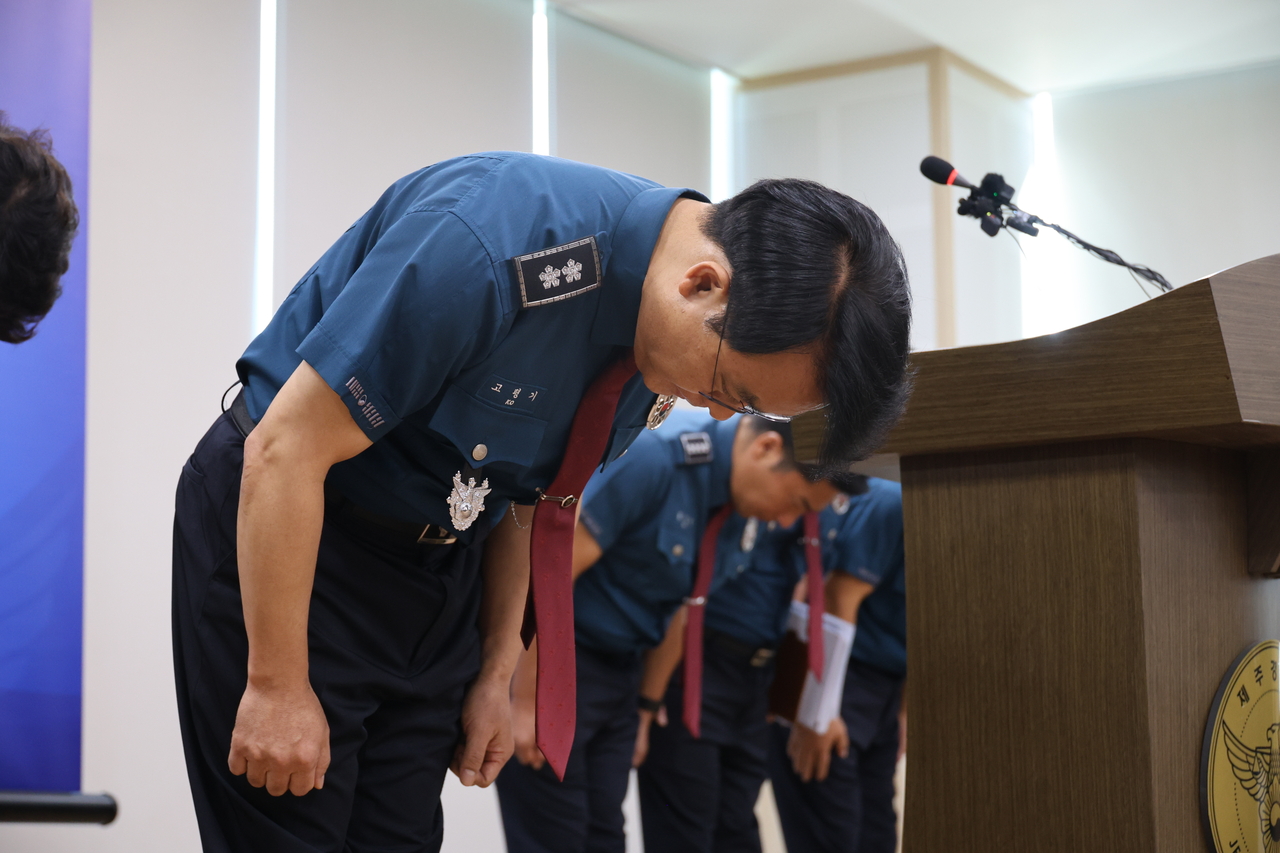 Ko Pyeong-ki, chief of the Jeju Provincial Police Agency, apologizes Thursday at the Jeju Provincial Police Agency in Jeju City for the police's mishandling of missing-person cases. (Yonhap)