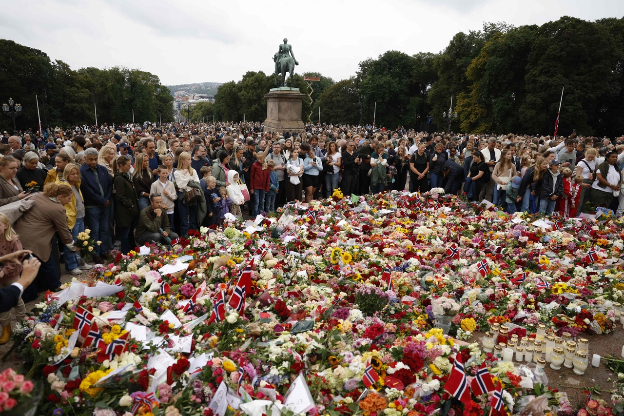 Mourners gather at a makeshift memorial outside the Royal Palace in Oslo, Saturday.     (AFP-Yonhap)
