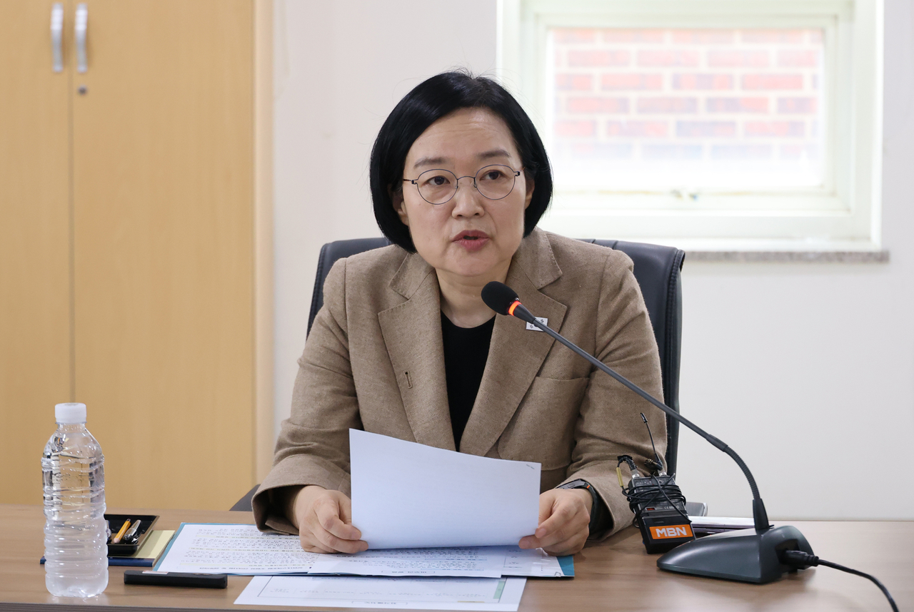 한성숙 국무총리가 29일 서울 민간재개발 사업 현장인 성북구 장위동 장위14 재개발 현장을 점검한 뒤 장위1동 주민센터에서 조합장 및 지역구 의원 등과 간담회를 하고 있다. [연합]