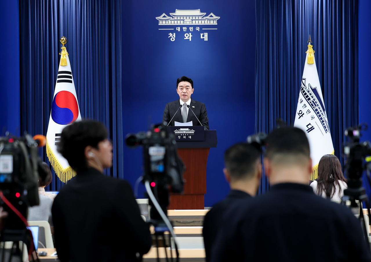 강훈식 비서실장이 30일 청와대 춘추관에서 인사 관련 브리핑을 하고 있다.
강 비서실장은 브리핑을 통해 재정경재부 장관에는 이형일 1차관을, 법무부 장관에 더불어민주당 김승원 의원을, 국방부 장관에는 강신철 전 연합사 부사령관을 지명했다고 밝혔다. 또한 성평등가족부 장관에는 기본소득당 원내대표인 용혜인 의원을, 국토부 장관에는 홍지선 2차관을, 중소벤처기업부 장관에는 민주당 이소영 의원을, 국가인공지능전략위원회 부위원장에 하정우 전 AI수석을 지명했다. 또한 대통령 정무특별보좌관 김경수 전 경남지사를, 대통령비서실 AI미래기획수석비서관에는 조국혁신당 이해민 의원을, 대통령비서실 메가프로젝트 보좌관에 이원주 기후환경부 에너지전환정책실장을 발탁했다고 밝혔다. [연합]