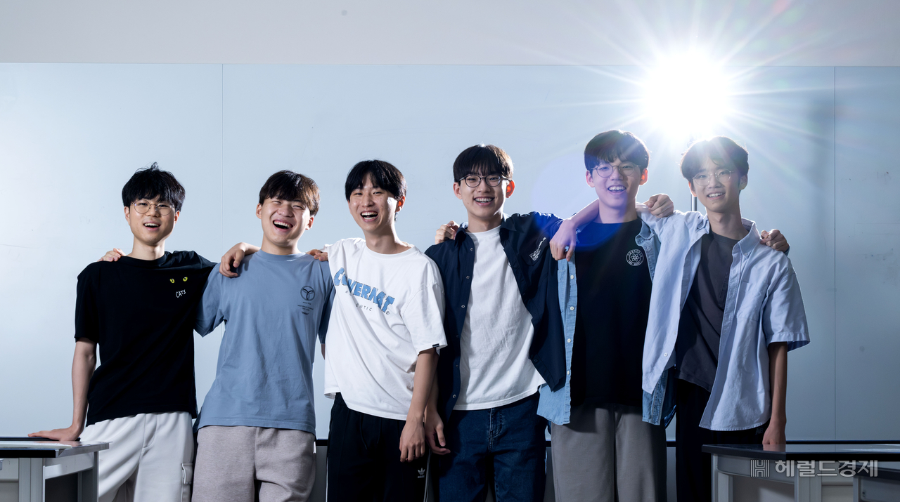 올림피아드 수상자 정민권(왼쪽부터), 김무연, 이권훤, 이현준, 홍승욱, 김동현 학생이 24일 오후 서울 종로구 서울과학고등학교에서 헤럴드경제와 인터뷰에 앞서 포즈를 취하고 있다. 임세준 기자