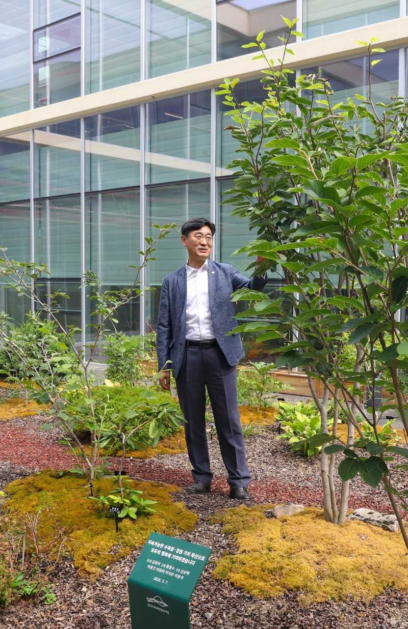 KoAGI President Shim Sang-taek discusses a Japanese tallow tree planted in the institute’s Central Courtyard Garden, which features 115 plants representing 48 species. The tree symbolizes KoAGI’s vision of connecting people with nature. (KoAGI)