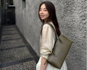 안소희 전시회룩 속 ‘그 가방’…MM6 메종 마르지엘라 ‘올리브백’ 주목 [그들의 건강美학]