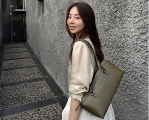 안소희 전시회룩 속 ‘그 가방’…MM6 메종 마르지엘라 ‘올리브백’ 주목 [그들의 건강美학]
