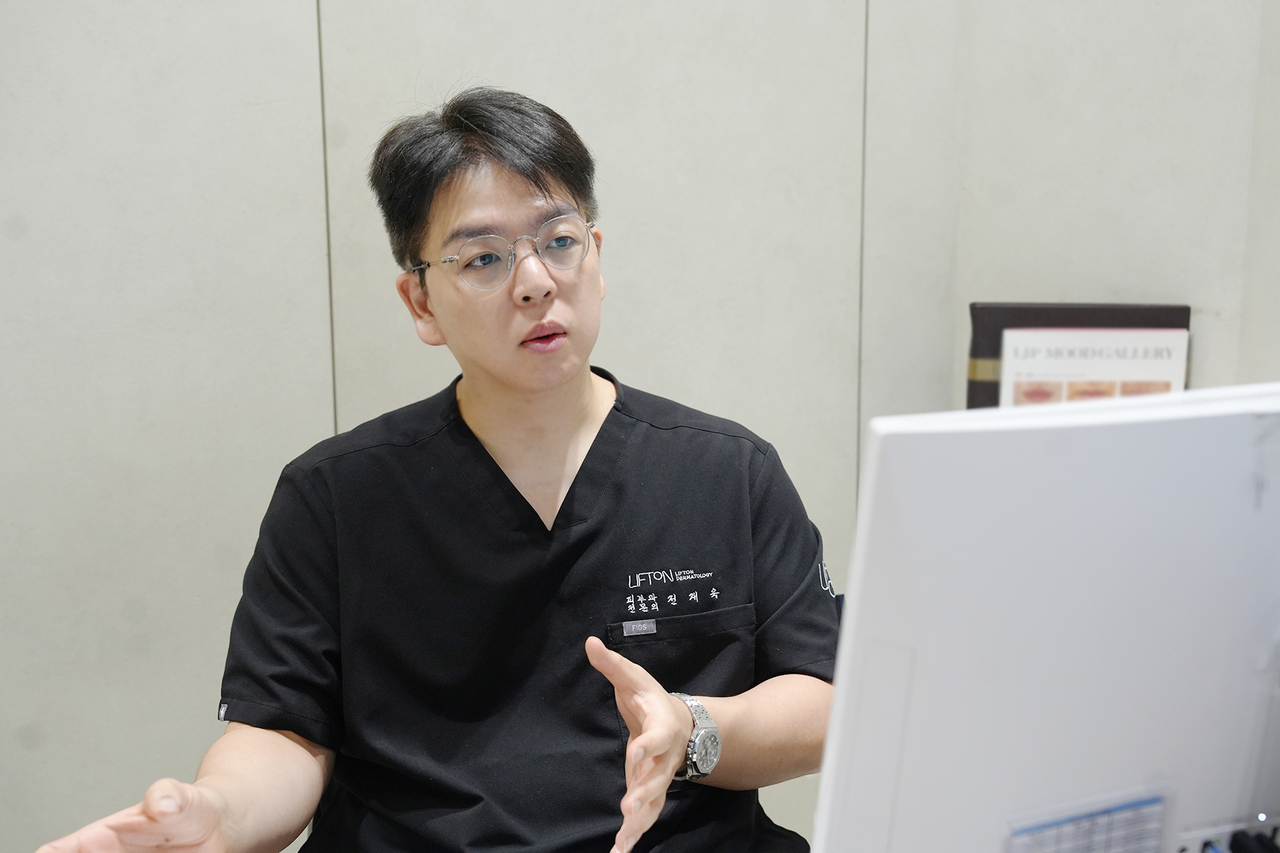 전재욱 리프톤피부과 대표원장이 25일 서울 강남구 리프톤피부과에서 헤럴드경제와 인터뷰하고 있다.  최은지 기자.