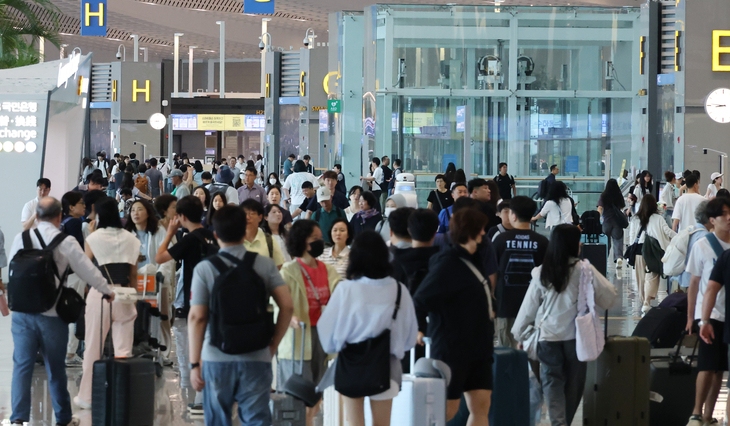 Travelers crowd the departure hall at Incheon Airport on July 22 as the summer vacation season gets underway. (Yonhap)