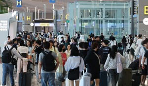 What's the first thing foreign tourists grab at Incheon Airport? 외국인 관광객이 인천공항에서 가장 먼저 사는 것은?