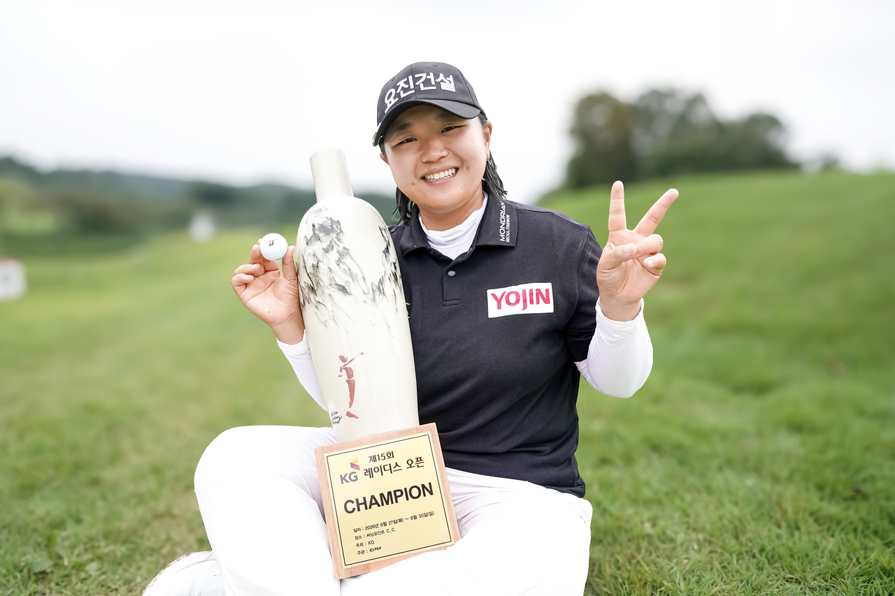 Shin Da-in poses with the trophy after winning the 15th KG Ladies Open.