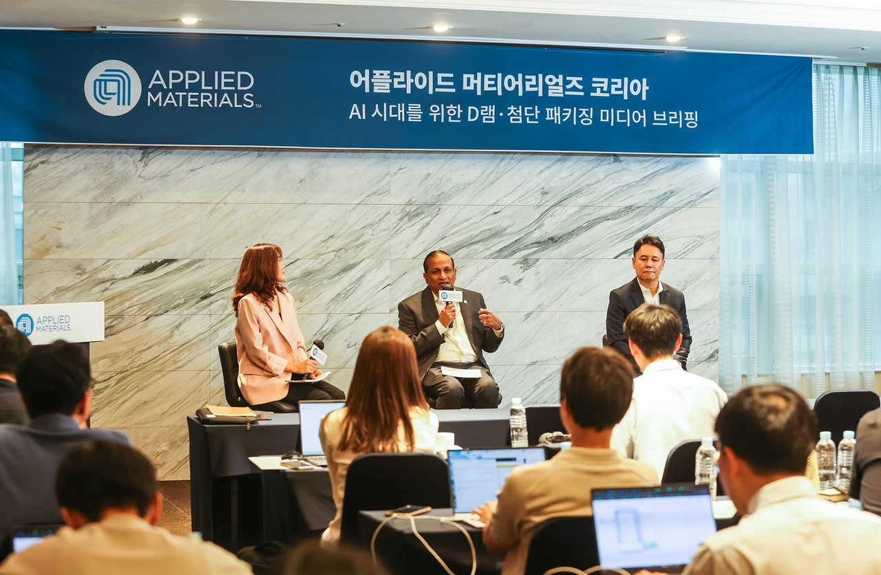 어플라이드 머티어리얼즈 박광선(오른쪽) 대표와 무쿤드 스리나바산(가운데) 부사장은 31일 서울 강남구 오크우드 프리미어 코엑스 센터에서 ‘AI 시대를 위한 D램·첨단 패키징 대담’을 갖고 이 같이 밝혔다. [어플라이드 머티어리얼즈 제공]