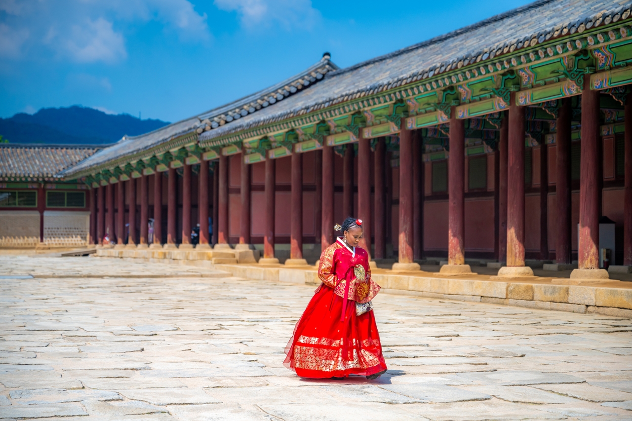 The red pillars of the colonnade around Geunjeongjeon frame a photo at Gyeongbokgung. (Seoul Tourism Organization)